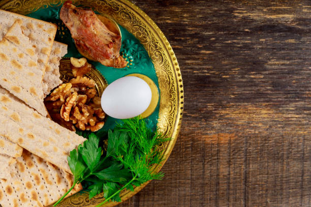 hautnah matzo für pessach mit seder auf platte auf tisch - passover seder seder plate table stock-fotos und bilder