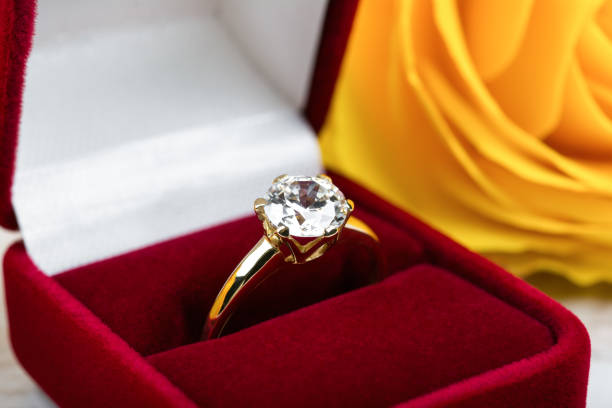 fede nuziale di diamanti in una confezione regalo rossa - ring diamond jewelry wedding foto e immagini stock