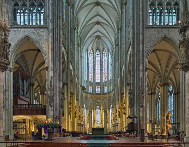 interior de la catedral de colonia, alemania - iluminación de techo abovedado fotografías e imágenes de stock