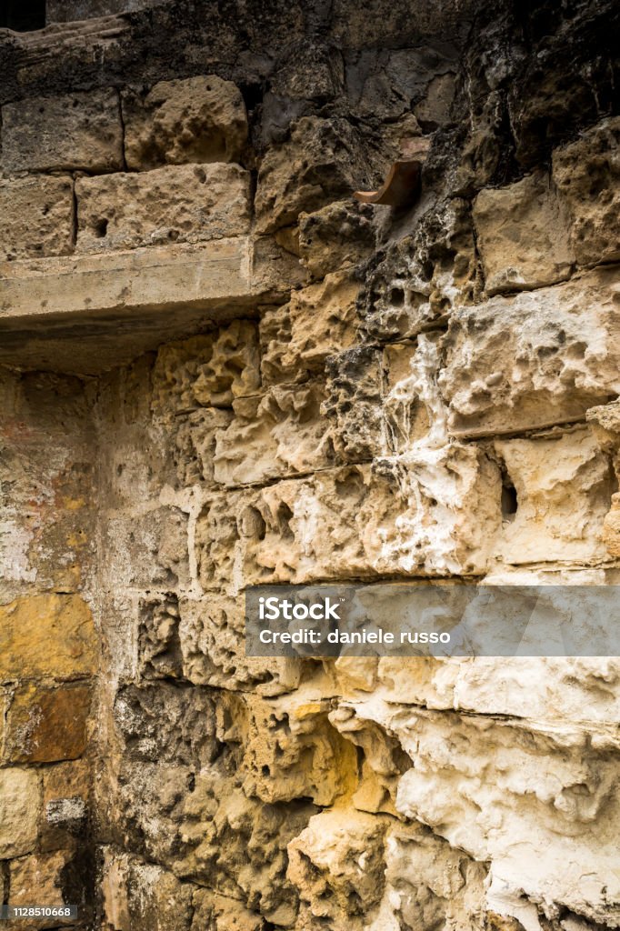 Detalhe de uma parede de pedra antiga cidade de Matera em Backgorund Blur - Foto de stock de Abandonado royalty-free