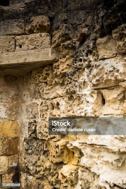 Foto de Detalhe De Uma Parede De Pedra Antiga Cidade De Matera Em Backgorund Blur e mais fotos de stock de Abandonado