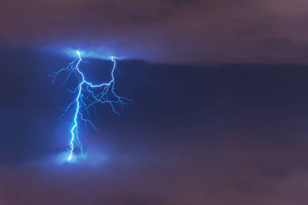 uderzenie pioruna, wyładowanie elektryczne między chmurami w nocy. - lightning strike zdjęcia i obrazy z banku zdjęć
