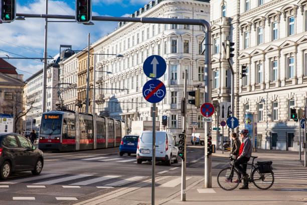 view of a beautiful vienna street on schwarzenbergplatz - corner marking fotos imagens e fotografias de stock