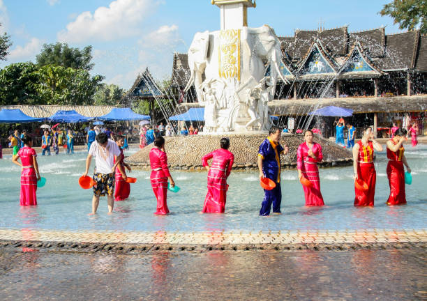 ele espirrando a água ano novo festival em tailandês villlages, yunnan, china - buddhist new year songkran traditional festival dancing - fotografias e filmes do acervo