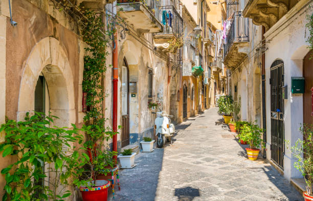 pintoresca calle en ortigia, siracusa vieja ciudad, sicilia, sur de italia. - sicilia fotografías e imágenes de stock