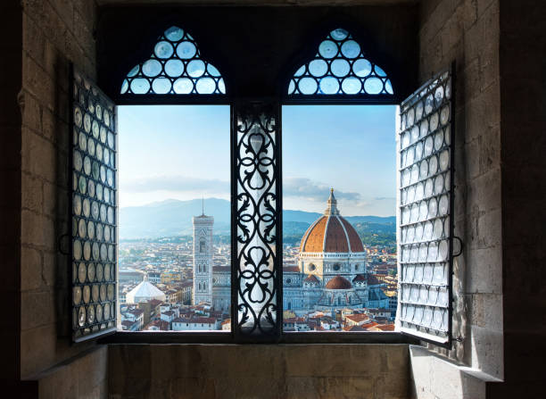 widok ze starego okna na bazylice katedry we florencji santa maria del fiore.  florencja, włochy. kolaż tematu historycznego i temat podróży. - florence italy obrazy zdjęcia i obrazy z banku zdjęć