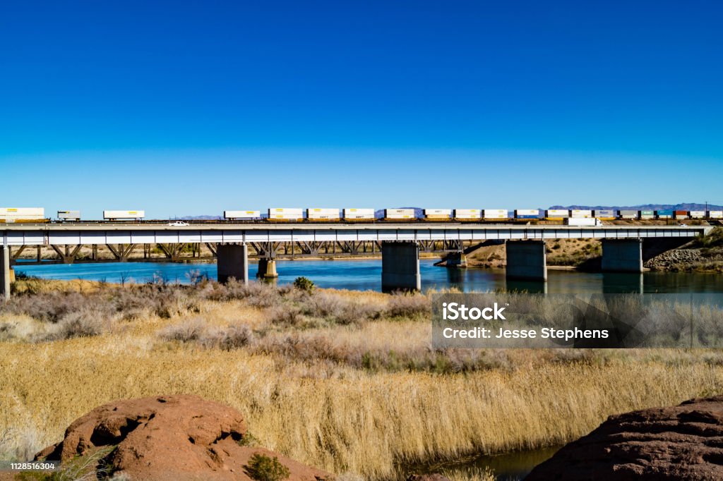 Eyaletler arası I-40 Arizona ve California arasında Colorado Nehri geçme - Royalty-free ABD Stok görsel