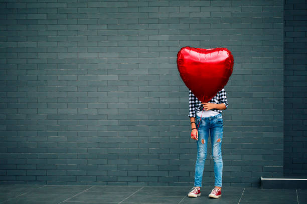 menina com balão de forma de coração - jovem no coração - fotografias e filmes do acervo