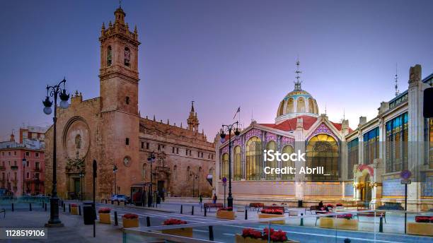Iglesia De Los Santos Juanes En De Centrale Markt Van Valencia Stockfoto en meer beelden van Valencia - Spanje