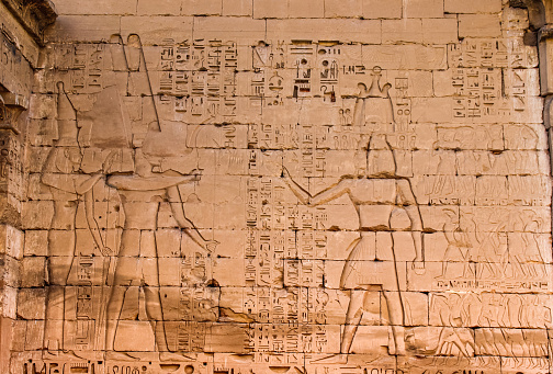 Medinet Habu templo del antiguo Egipto en Luxor (cara este de la torre del sur de la segunda torre) photo