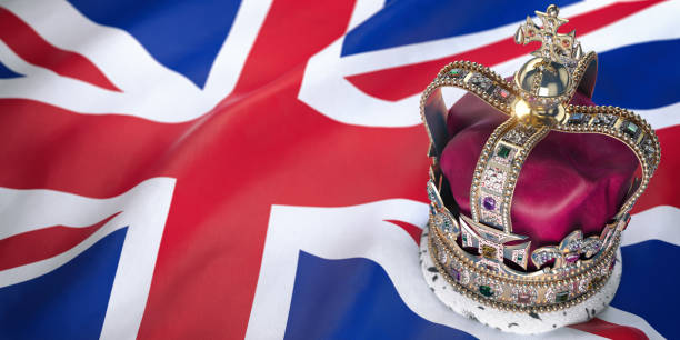 goldene königskrone mit juwelen auf britische flagge. symbole des vereinigten königreichs großbritannien. - königshaus stock-fotos und bilder