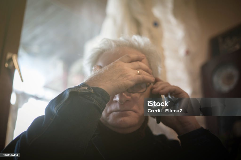 Ich brauche Hilfe, Schmerz ist unerträglich. - Lizenzfrei Senioren - Männer Stock-Foto