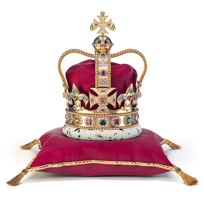 Corona de oro sobre almohada de terciopelo rojo de coronación. Símbolo real de la monarquía británica UK. photo