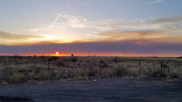 선 밸리, 애리조나 근처 일몰에 생긴 화재에서 연기 - winslow arizona 뉴스 사진 이미지