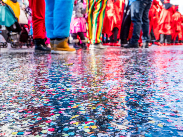 confetti se reflète dans un défilé de carnaval - fasching photos et images de collection