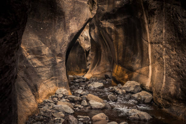 侵食��洞窟/居酒屋トゥゲラ渓谷ハイキングでストリームを切り開いた - cave canyon rock eroded ストックフォトと画像