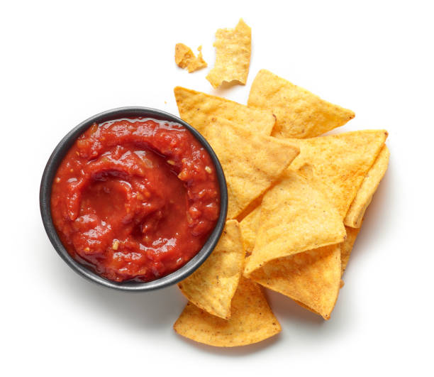 nachos de croustilles de maïs et de sauce salsa - salsa photos et images de collection
