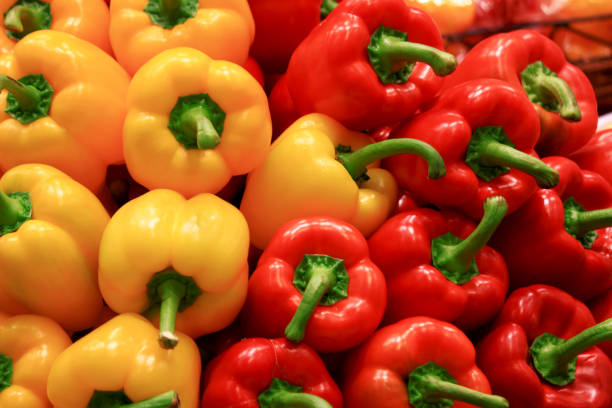 уложенная паприка продается на рынке - pepper freshness multi colored red стоковые фото и изображения