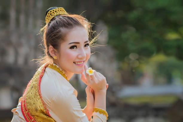 belle jeune fille en costume de laos - parasol umbrella asian ethnicity asian culture photos et images de collection