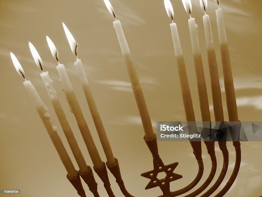 Velas e o Menorah (candelabro judaico - Foto de stock de Castiçal royalty-free