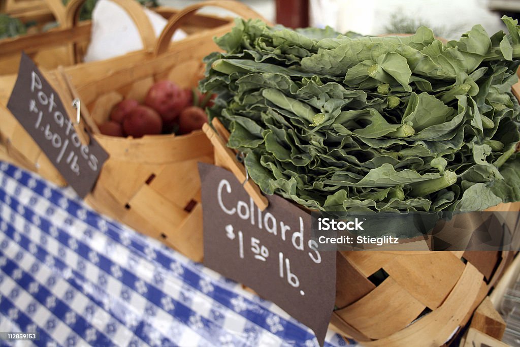 На рынке: collards - Стоковые фото Горизонтальный роялти-фри