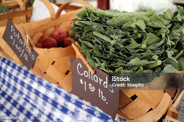 На Рынке Collards — стоковые фотографии и другие картинки Горизонтальный - Горизонтальный, Еда, Здоровое питание
