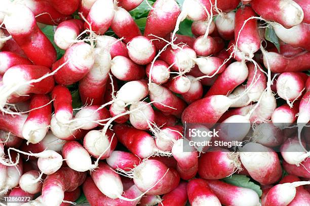 Photo libre de droit de Radishes banque d'images et plus d'images libres de droit de Aliment - Aliment, Aliment cru, Blanc