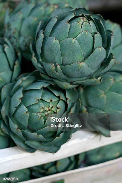 Foto de No Mercado Alcachofras e mais fotos de stock de Alcachofra - Alcachofra, Alimentação Saudável, Barraca de Mercado