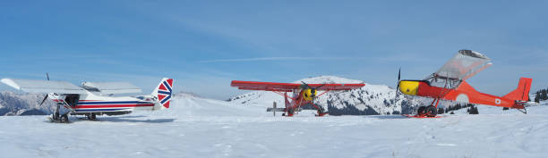 monte pora, bergamo, włochy. jednosilnikowe, lekkie samoloty zaparkowane na pokrytym śniegiem płaskowyżu. czerwone i brytyjskie kolory flagi jako barwy - scenics winter mountain range mountain zdjęcia i obrazy z banku zdjęć