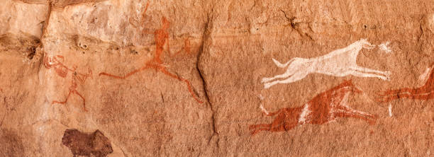 libian サハラ砂漠の先史時代の岩面彫刻 - prehistoric art ストックフォトと画像