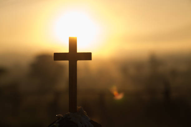 christus jesus kreuz in den sonnenaufgang farbigen himmel hintergrund, gottesdienst, religiöse konzept., eucharistie therapie segne gott helfen bereuen katholischen ostern fastenzeit geist beten. - praying god love wisdom stock-fotos und bilder