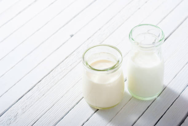 Cтоковое фото Молочный продукт белый деревянный стол