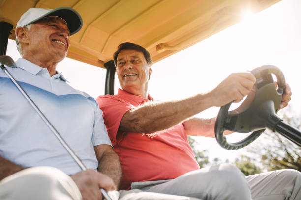 화창한 날에 골프 후 장바구니에 수석 골퍼 - mature adult men golf smiling 뉴스 사진 이미지