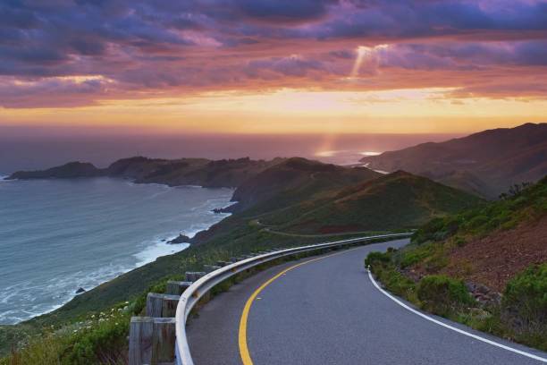 schöne bunte sonnenuntergang gesehen von der küstenstraße, pazifik-küste in der nähe von san francisco, vereinigte staaten von amerika - horizon over water malibu california usa stock-fotos und bilder