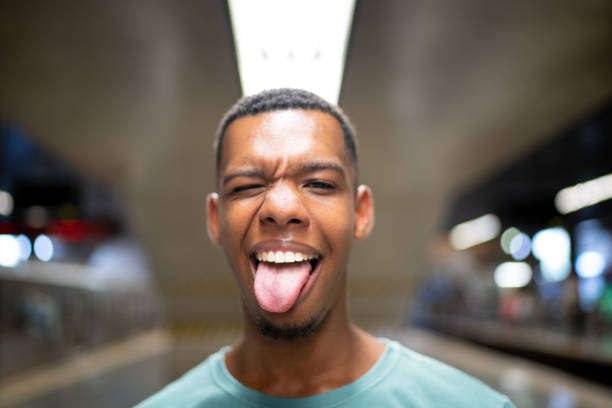 hombre joven afro latinx hacer un rostro en el retrato de metro - personal land vehicle audio fotografías e imágenes de stock