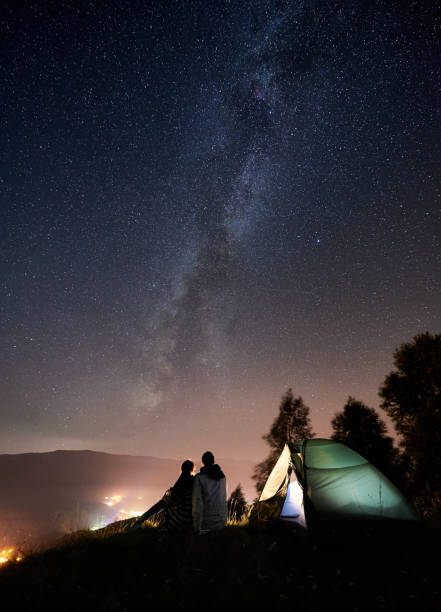 coppia di turisti che riposano di notte campeggio sotto le stelle - carpathian mountain range adventure mountain peak mountain foto e immagini stock