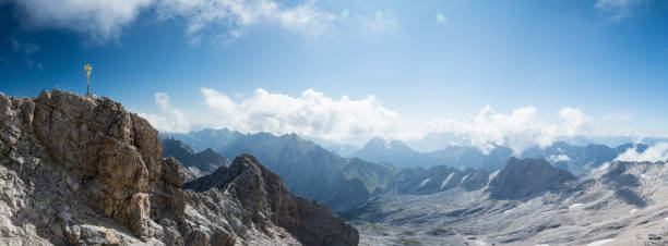 на вершине цугспитце, бавария, германия - zugspitze mountain фотографии стоковые фото и изображения