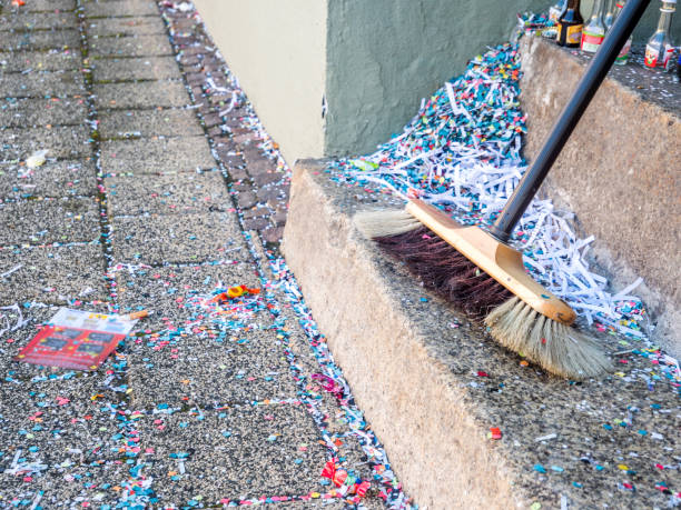 limpieza después del desfile de carnaval de la calle - fasching fotografías e imágenes de stock