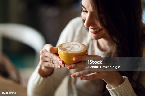 신선한 커피의 컵을 즐기는 행복 한 여자 마시기에 대한 스톡 사진 및 기타 이미지 - 마시기, 카페, 여자