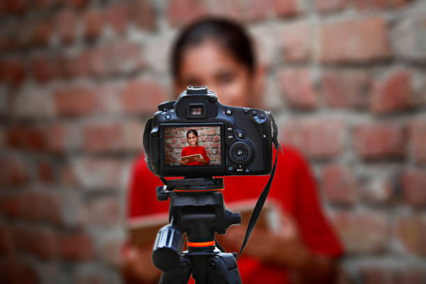 mignonne petite fille d’origine indienne avec tablette numérique à la maison - global village photos et images de collection
