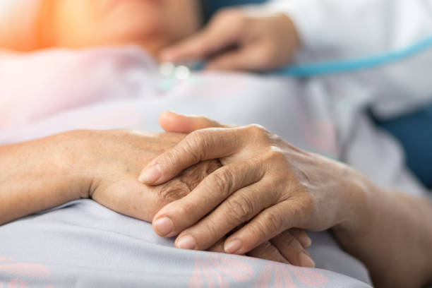 medico geriatrico o concetto geriatriano. il medico medico fa il controllo sanitario a un paziente anziano anziano sano nella sala esami ospedalieri o nella casa di cura dell'ospizio o nella contea del benessere. - mental health professional senior adult social services mental health foto e immagini stock