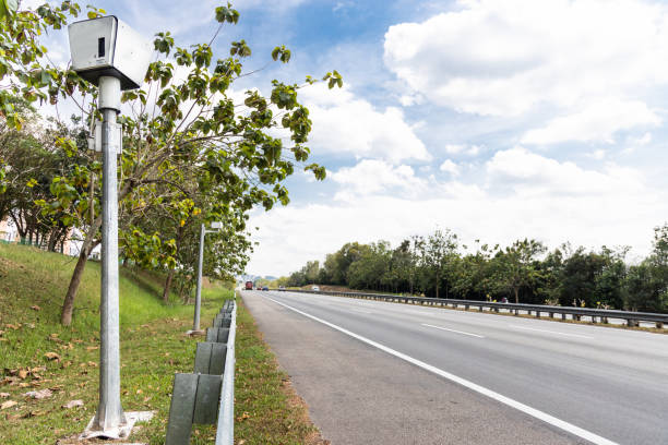 telecamera di sorveglianza trappola per velocità lungo l'autostrada per controllare l'eccesso di velocità - aes foto e immagini stock