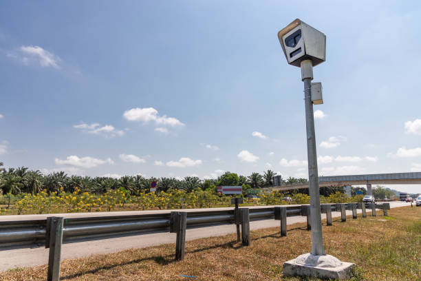 telecamera di sorveglianza trappola per velocità lungo l'autostrada per controllare l'eccesso di velocità - aes foto e immagini stock