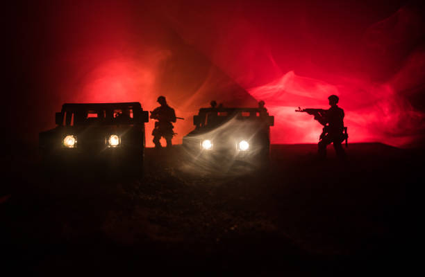 concepto de guerra. siluetas militares lucha escena sobre fondo de cielo de niebla de guerra, lucha contra siluetas debajo de horizonte nublado en la noche. escena de la batalla. vehículo del ejército con soldados. ejército - car individuality military 4x4 fotografías e imágenes de stock