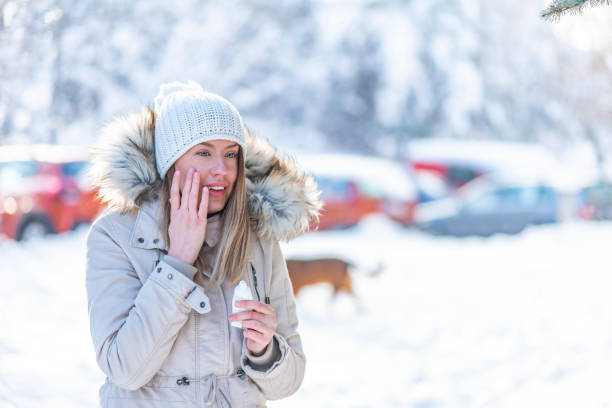 겨울에 보호 크림의 응용과 더불어 눈에 아름 다운 여자의 초상화 - ski women winter fashion 뉴스 사진 이미지