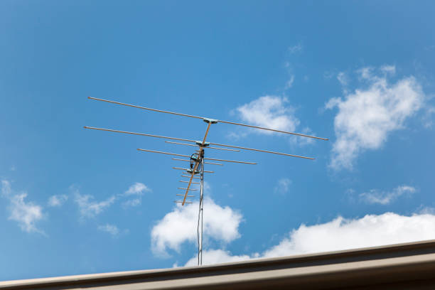 residential tv antenna point into beautiful blue skies - television aerial antenna television broadcasting imagens e fotografias de stock