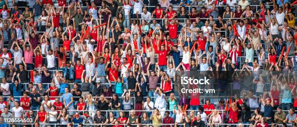 Photo libre de droit de Foules Avec Les Mains Jusquà Acclamer Leur Équipe banque d'images et plus d'images libres de droit de Stade - Stade, Foule, Fan