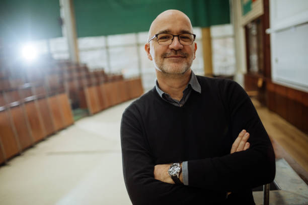 ritratto di professore sorridente nell'anfiteatro - lettore foto e immagini stock