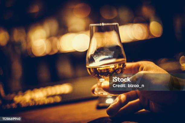 Photo libre de droit de Main Retenant Un Verre De Whisky De Single Malt De Glencairn banque d'images et plus d'images libres de droit de Whisky