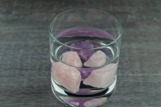 rosenquarz und amatista - rocas y minerales rosa de arena fotografías e imágenes de stock